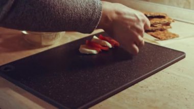 Caprese - İtalyan ulusal yemeği. Noel şeker kamışı şeklinde dilimlenmiş domates ve mozarella. Fesleğen ve zeytinyağıyla servis edilir. Yavaş çekim.