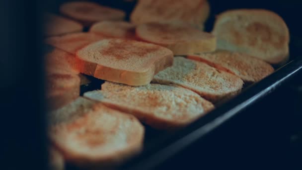 Buang Irisan Roti Dari Oven Mentega Roti Putih — Stok Video