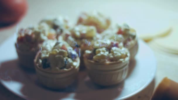 Покладіть Оливковий Салат Вафлі Інгредієнти Російського Традиційного Салату Олів Овочами — стокове відео