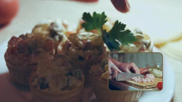 Покладіть Оливковий Салат Вафлі Інгредієнти Російського Традиційного Салату Олів Овочами — стокове відео