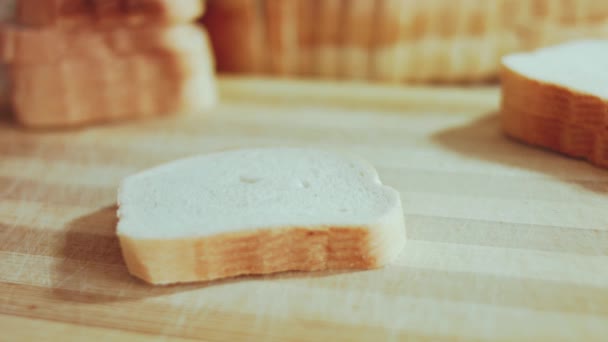 Bruin Brood Plakjes Gesneden Brood Snijden — Stockvideo
