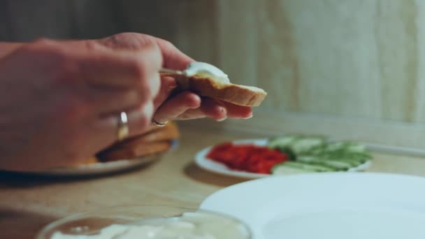 Las Manos Extienden Mayonesa Sobre Mantequilla Pan Comida Vacaciones — Vídeos de Stock