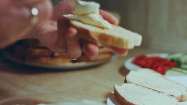 手把蛋黄酱涂在面包黄油上 假日食品 — 图库视频影像
