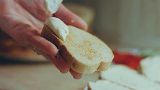 Руки Намазывают Майонез Хлебное Масло Праздничная Еда — стоковое видео
