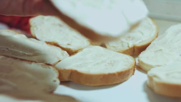 Руки Намазывают Майонез Хлебное Масло Праздничная Еда — стоковое видео