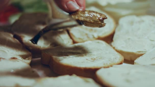 Dłonie Rozkładają Pomidory Ogórki Masło Chlebowe Weźmiemy Tosty Szprotami Żywność — Wideo stockowe