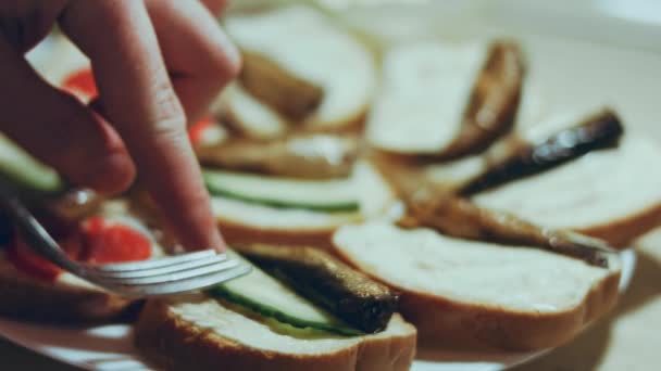 Руки Розкладають Помідори Огірки Хлібному Маслі Беремо Тости Святої Їжі — стокове відео