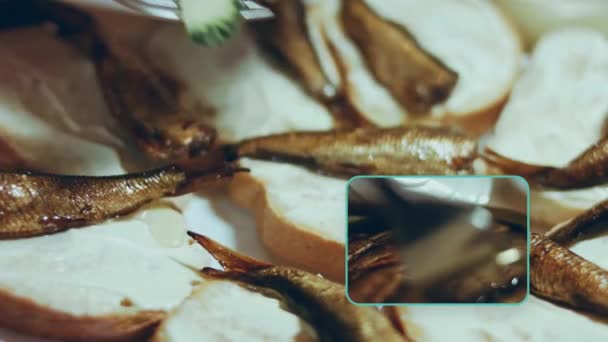 Mãos Estendem Tomates Pepinos Manteiga Pão Levamos Espadilhas Assadas Comida — Vídeo de Stock