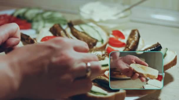 手把西红柿和黄瓜铺在黄油面包上 我们举杯庆祝 假日食品 — 图库视频影像