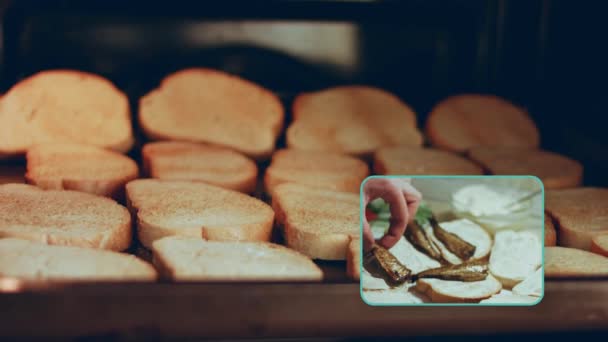 Руки Разбрасывают Помидоры Огурцы Хлеб Возьмем Тост Шпротами Праздничная Еда — стоковое видео