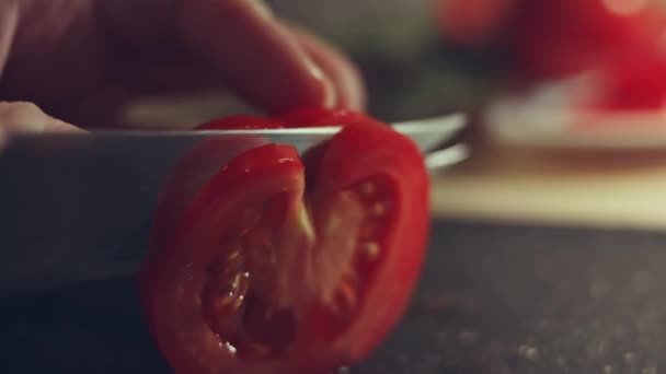 Las Manos Las Mujeres Usando Cuchillo Cocina Cortar Tomate Fresco — Vídeos de Stock