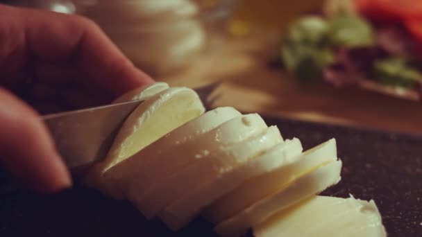 切断テーブルの上にモッツァレラチーズのボールをスライス クローズアップビュー — ストック動画