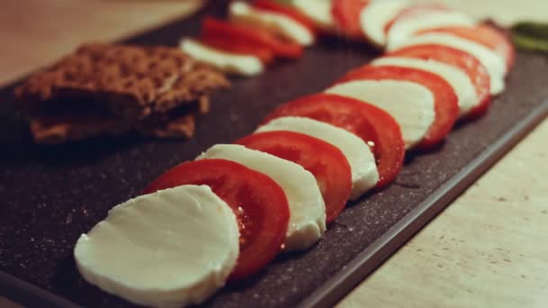 Caprese Włoskie Danie Narodowe Pomidory Plasterkach Mozarella Ułożone Kształcie Świątecznej — Wideo stockowe