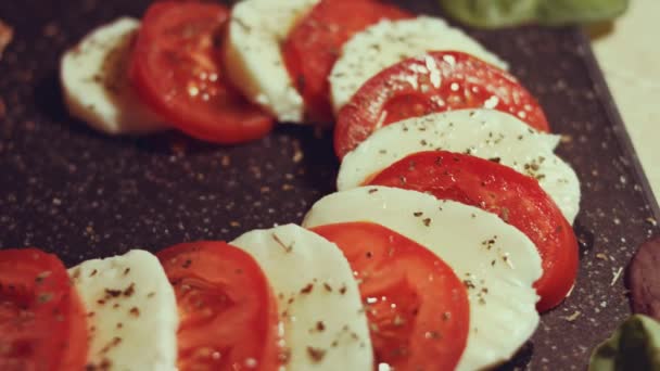Caprese Plato Nacional Italiano Tomates Rodajas Mozarella Dispuestos Forma Bastón — Vídeo de stock
