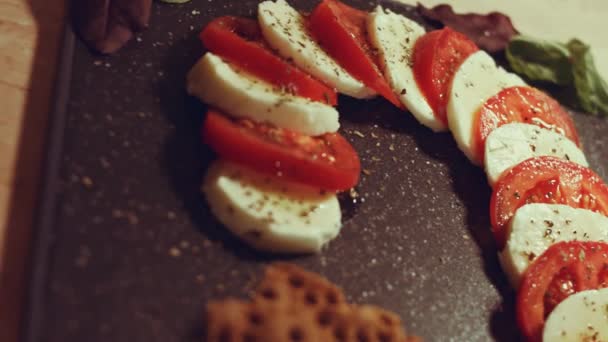 Caprese Talyan Ulusal Yemeği Noel Şeker Kamışı Şeklinde Dilimlenmiş Domates — Stok video