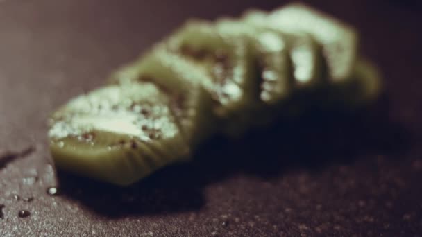 Siyah Mermer Kesme Tahtasında Sulu Yeşil Bir Kivi Dilimliyorum Makro — Stok video