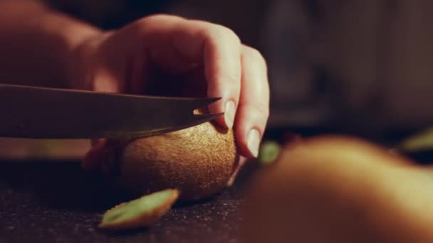 Krájení Šťavnatého Zeleného Kiwi Černé Mramorové Řezací Desce Zobrazení Maker — Stock video