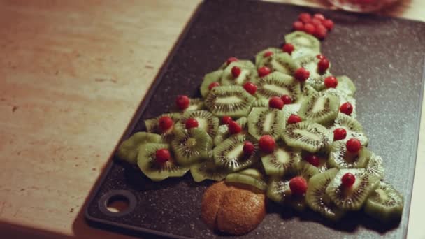 Juicy Fresh Kiwi Slices Frozen Red Currant Arranged Shape Christmas — Stock Video