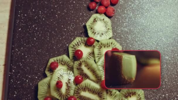 Sappige Verse Kiwi Bevroren Rode Bessen Vorm Van Een Kerstboom — Stockvideo