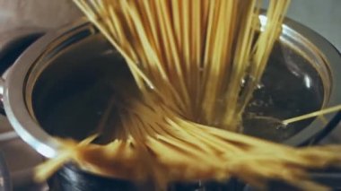 Makarnayı kaynayan suya koymak, zaman aşımı.