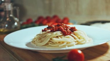 Bugün bildiğimiz carbonara, guanciale soslu domuz çenesi, yumurta sarısı ve Pecorino Romano peyniri ile spagetti karıştırılarak hazırlandı. Basitliğine rağmen, bu yemek Roma yemeklerinden biri olmaya devam ediyor.