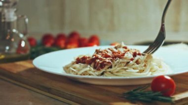 Bugün bildiğimiz carbonara, guanciale soslu domuz çenesi, yumurta sarısı ve Pecorino Romano peyniri ile spagetti karıştırılarak hazırlandı. Basitliğine rağmen, bu yemek Roma yemeklerinden biri olmaya devam ediyor.