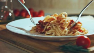 Bugün bildiğimiz carbonara, guanciale soslu domuz çenesi, yumurta sarısı ve Pecorino Romano peyniri ile spagetti karıştırılarak hazırlandı. Basitliğine rağmen, bu yemek Roma yemeklerinden biri olmaya devam ediyor.