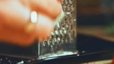 Sebze dolu bir masada rendelenmiş peynir.