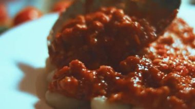 Parmesanlı domates soslu Gnocci. Kaşıkla karıştır. Hoş bir atmosfer. 4k Video