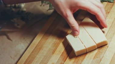 Parmesanlı domates soslu Gnocci. Kaşıkla karıştır. Hoş bir atmosfer. 4k Video