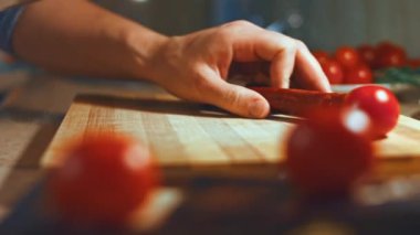 Parmesanlı domates soslu Gnocci. Kaşıkla karıştır. Hoş bir atmosfer. 4k Video