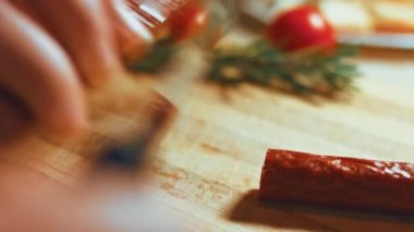 Parmesanlı domates soslu Gnocci. Kaşıkla karıştır. Hoş bir atmosfer. 4k Video
