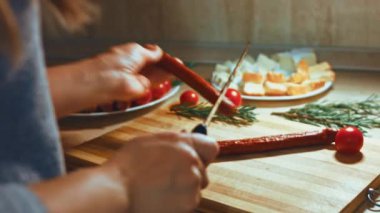 Parmesanlı domates soslu Gnocci. Kaşıkla karıştır. Hoş bir atmosfer. 4k Video