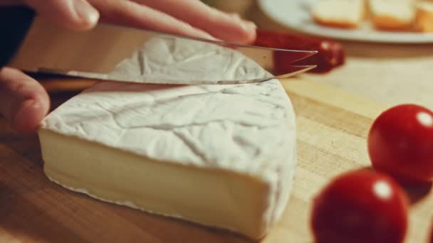 Efecto Transformación Vapor Del Queso Brie Cortado Disposición Navidad — Vídeos de Stock