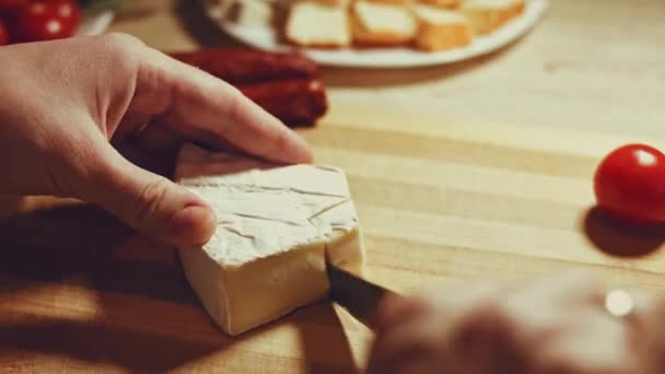Dampftransformationseffekt Von Wir Schneiden Brie Käse Christliche Veranlagung — Stockvideo