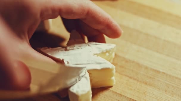 Dampftransformationseffekt Von Wir Schneiden Brie Käse Christliche Veranlagung — Stockvideo