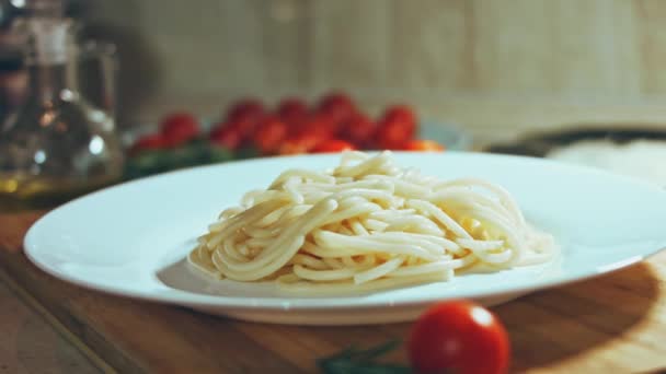 Carbonara Che Conosciamo Oggi Prepara Semplicemente Lanciando Spaghetti Con Guanciale — Video Stock