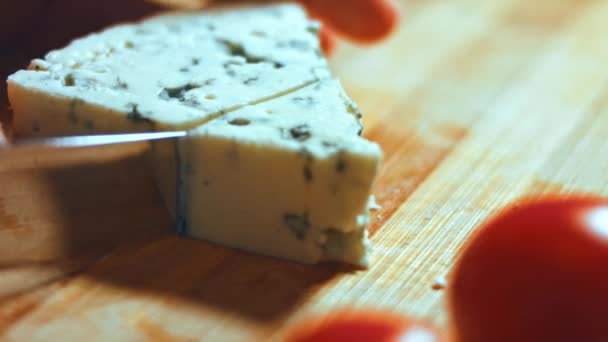 Tăiat Brânză Brânză Albastră Daneză Roșii Video — Videoclip de stoc