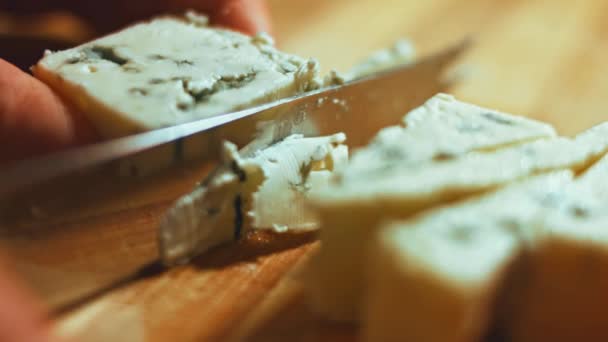 Cut Cheese Danish Blue Cheese Tomatoes Video — Αρχείο Βίντεο