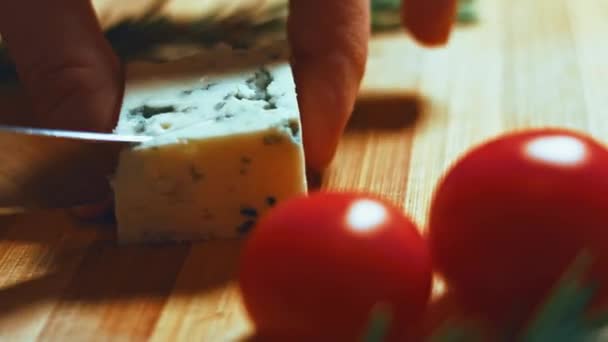Tăiat Brânză Brânză Albastră Daneză Roșii Video — Videoclip de stoc