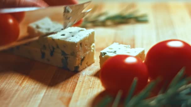 Cortamos Queso Danés Blue Cheese Los Tomates Vídeo — Vídeos de Stock