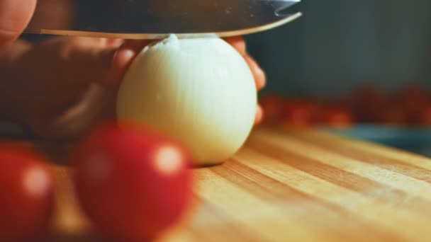 Picar Cebollas Chef Una Tabla Madera Cerca — Vídeos de Stock