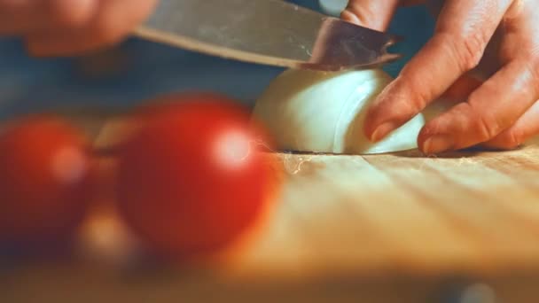 Picar Cebollas Chef Una Tabla Madera Cerca — Vídeos de Stock