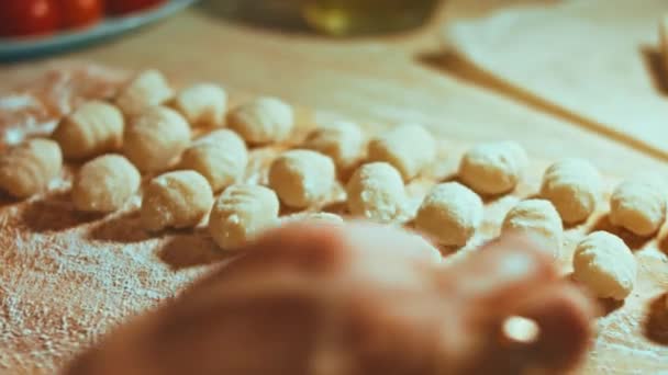 Styckningsrullar Potatisdeg För Beredning Hemmagjord Gnocchi — Stockvideo