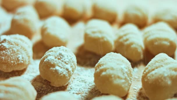 Şef Yapımı Gnocchi Hazırlamak Için Patates Hamuru Ruloları Kesiyor — Stok video