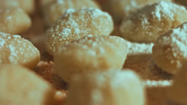 Šéfkuchař Krájí Role Bramborového Těsta Pro Přípravu Domácích Noků — Stock video