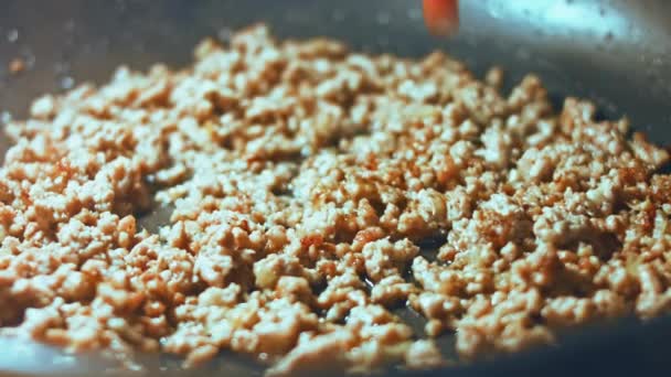 Una Sartén Con Aceite Vegetal Freír Carne Picada Cebollas Zanahorias — Vídeos de Stock
