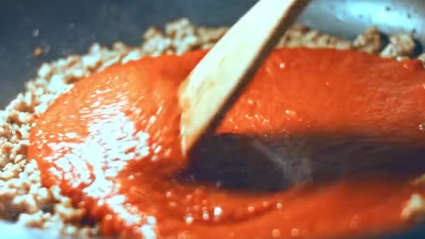 Una Sartén Con Aceite Vegetal Freír Carne Picada Cebollas Zanahorias — Vídeo de stock