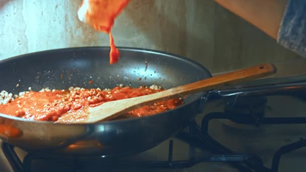 Сковороде Растительным Маслом Жарить Мясо Лук Морковь Томатной Пастой Болонский — стоковое видео