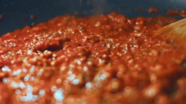 Een Koekenpan Met Plantaardige Olie Gehakt Uien Wortelen Met Tomatenpuree — Stockvideo